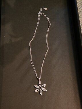 Tone Flower Necklace